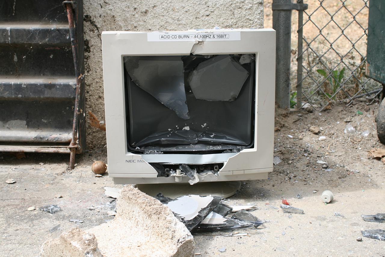 Alter NEC-Röhrenmonitor
