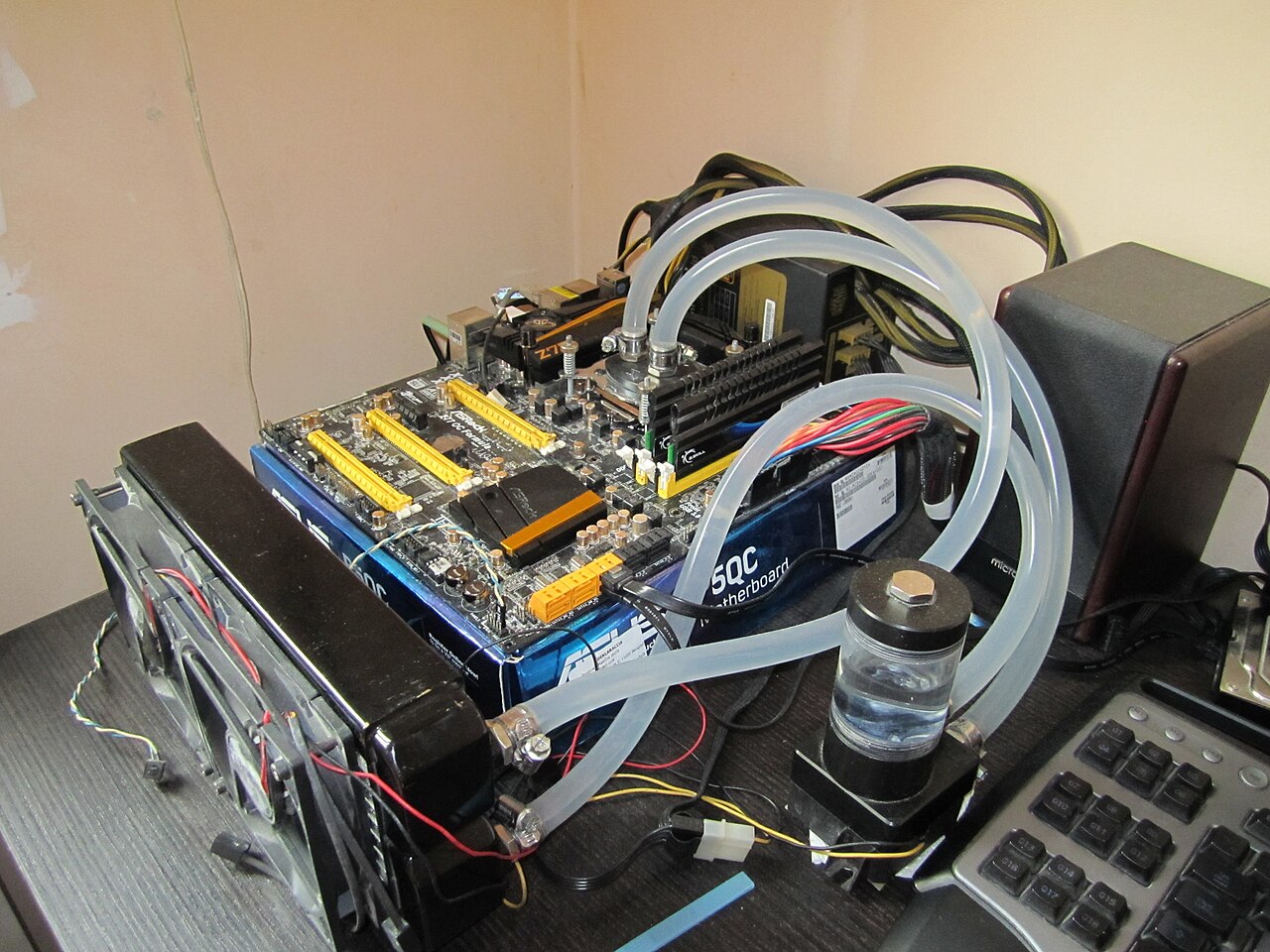 Offenes Wasserkühlungs-Setup mit Radiator und Pumpe